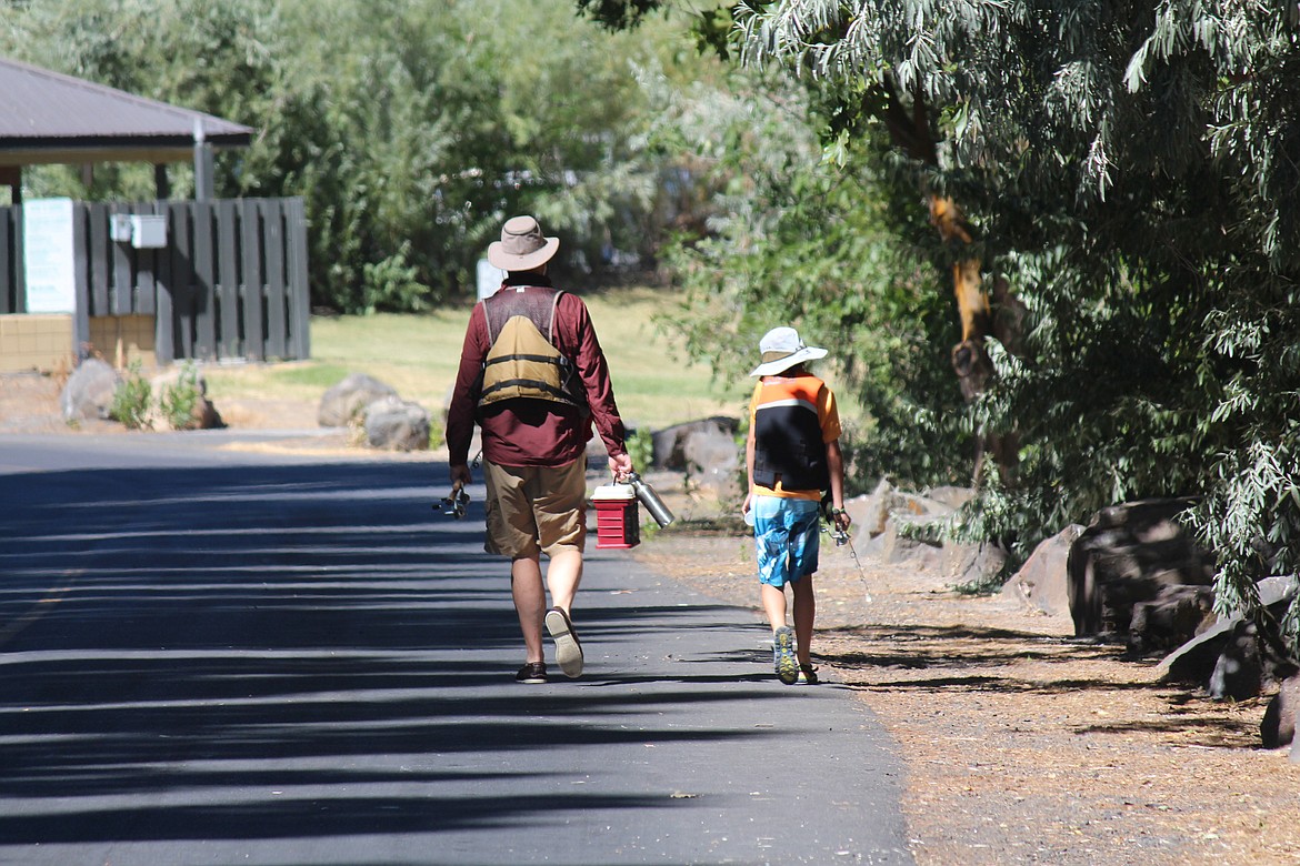 Cheryl Schweizer/Columbia Basin Herald
Anglers head back to camp at the Potholes Friday.