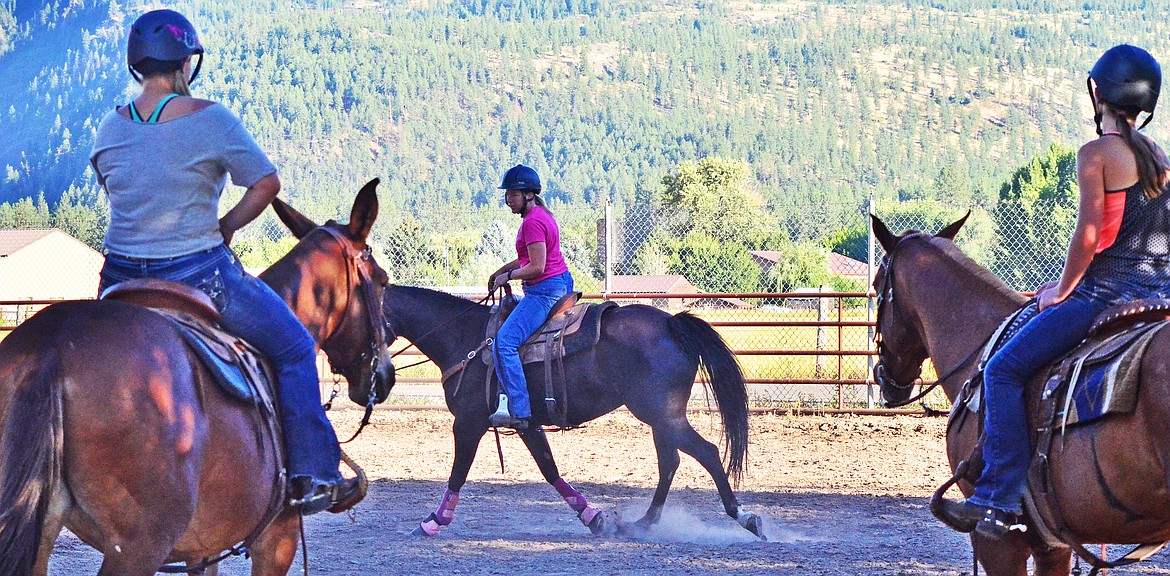 Michelle McGuigan explaing correct signals for collection to the advanced rider group at practice. (Erin Jusseaume/Clark Fork Valley Press)