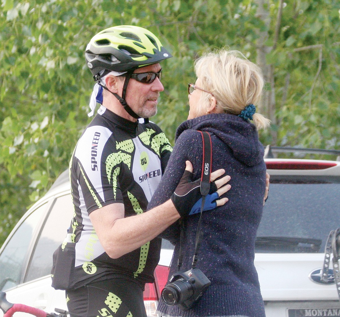 Brian and Kelly Muldoon of Columbia Falls say a fond farewell before Brian begins the Le Tour de Koocanusa on Saturday. Kelly, who grew up in Libby, said &#147;I worry about him. My husband is 65, and it&#146;s so smoky today.&#148; (Elka Wood/The Western News)