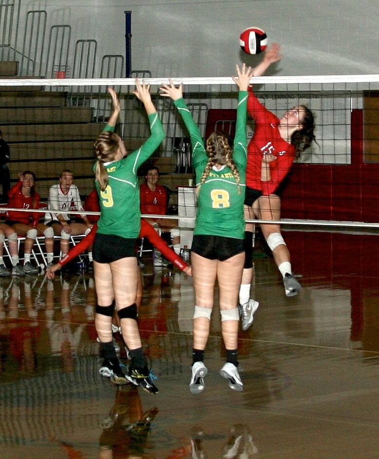 (Photo by ERIC PLUMMER)
Senior Alexis Davis is one of seven players on the Bulldogs who will get swings in the attack.