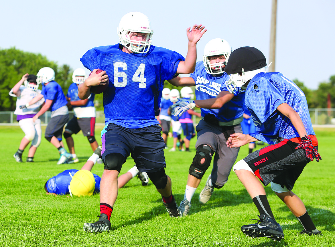 Connor Vanderweyst/Columbia Basin Herald
Joey Babak (64) carries the ball during practice Tuesday at Soap Lake High School.