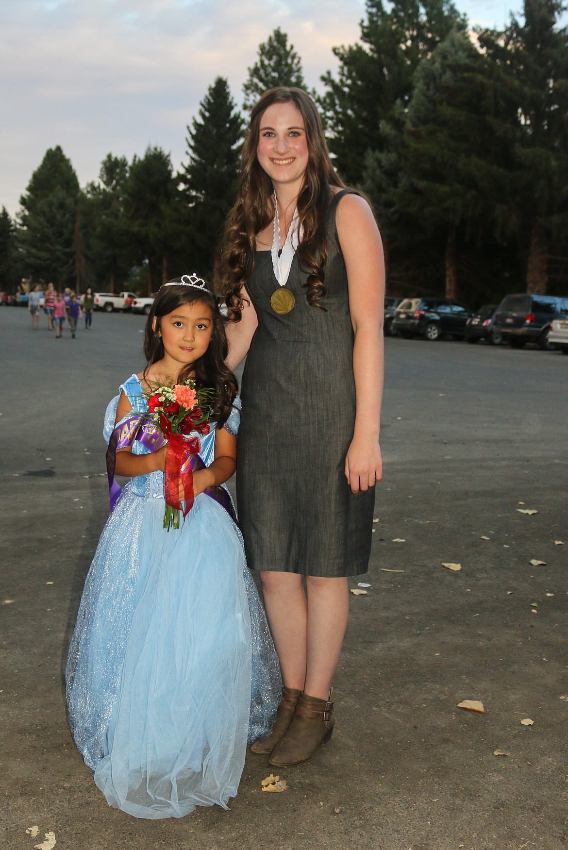 Photo by Mandi Bateman
2017 Distinguished Young Woman Hannah Sims with 2017 Little Princess Kaydence Alexander.