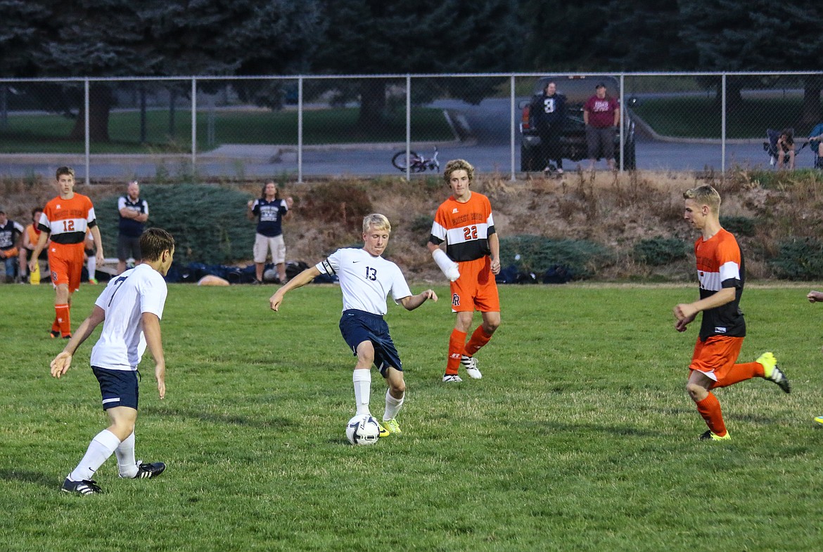 Photo by Mandi Bateman
Senior Tyler Beazer makes a short pass to teammate, Junior Dakota Nielsen.