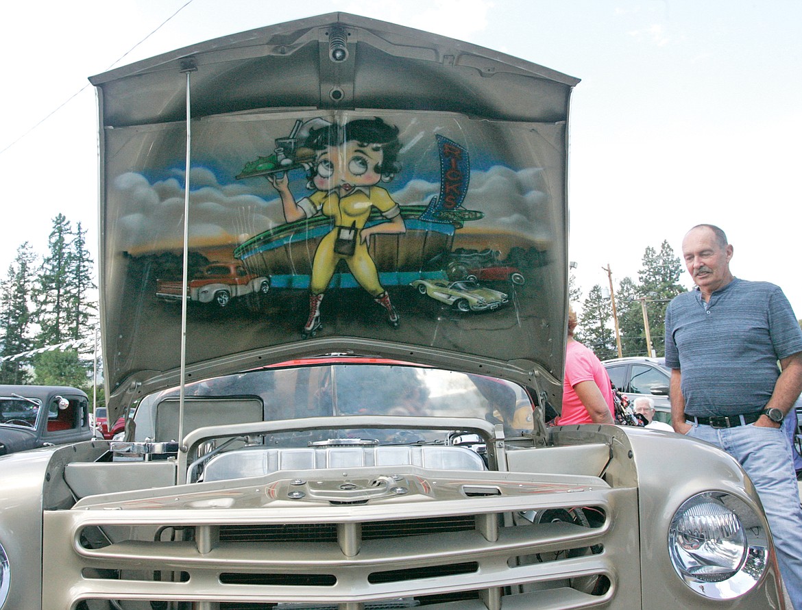 Tom Cobb admires the 1950 Studebaker 2R pickup belonging to Gary Gould of Nisswa, Minnesota. (Paul Sievers/The Western News)