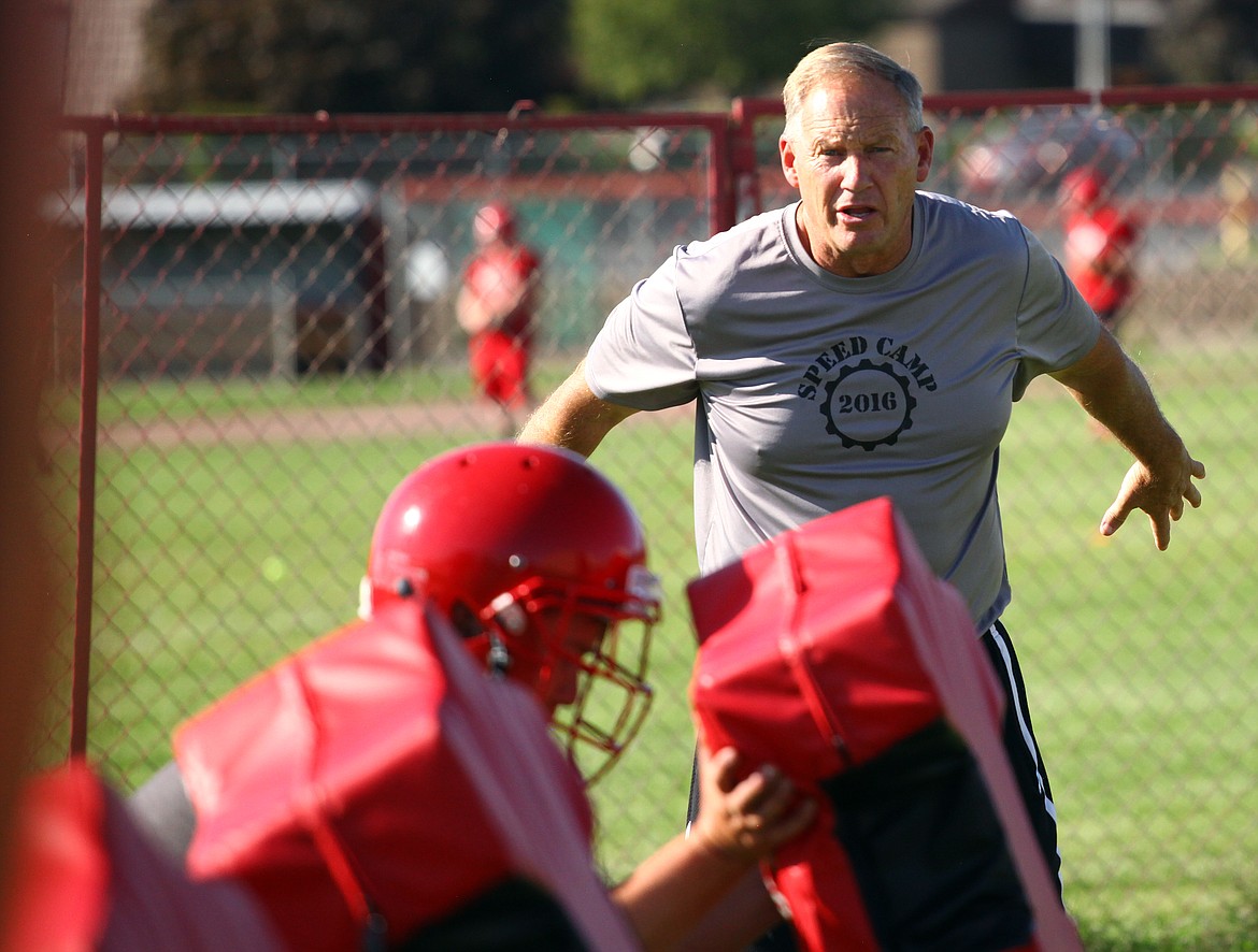Rodney Harwood/Columbia Basin Herald
Othello head coach Roger Hoell directs an offensive line drill.