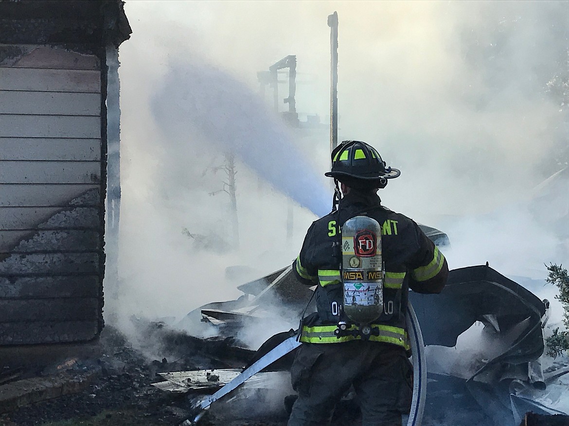 (Photo courtesy SELKIRK FIRE, RESCUE &amp; EMS)
Fire crews responded to a multiple-structure fire in Laclede Thursday morning, which destroyed a garage and damaged two homes.