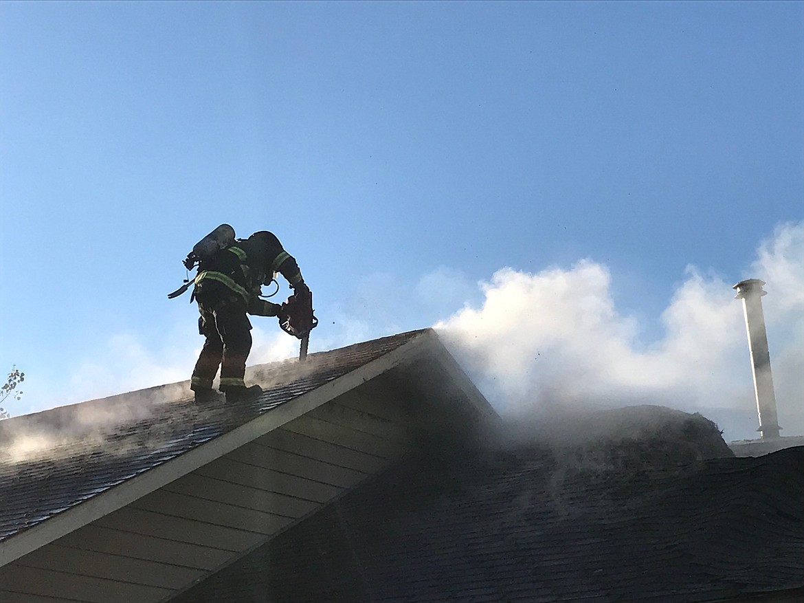 (Photo courtesy SELKIRK FIRE, RESCUE &amp; EMS)
Fire crews responded to a multiple-structure fire in Laclede Thursday morning, which destroyed a garage and damaged two homes.