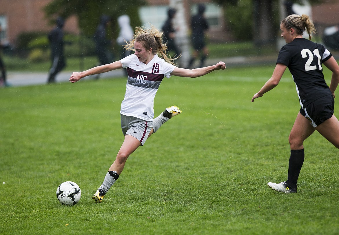 LOREN BENOIT/Press
NIC&#146;s Natalie Goetz sends the ball to a teammate during a match against Walla Walla last Wednesday.