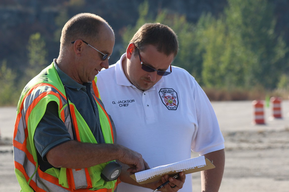 Photo by Mandi Bateman
EVDT instructor, South Boundary Fire Chief Tony Rohrwasser, goes over results with North Bench Fire Chief Gus Jackson.