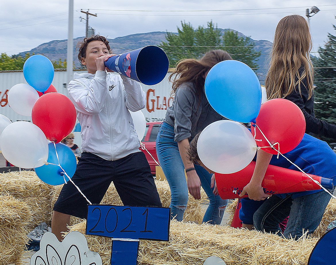 The freshmen float makes some noise.