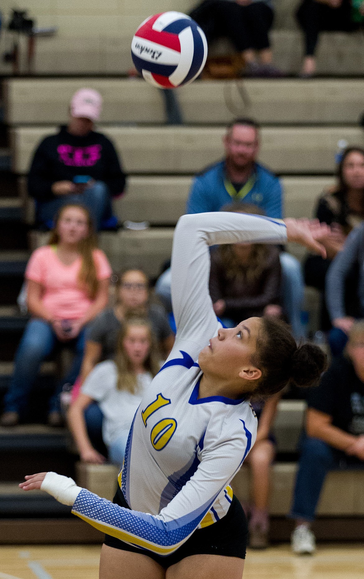 Libby&#146;s Mehki Sykes goes for a kill against Whitefish Thursday in Libby. (John Blodgett/The Western News)