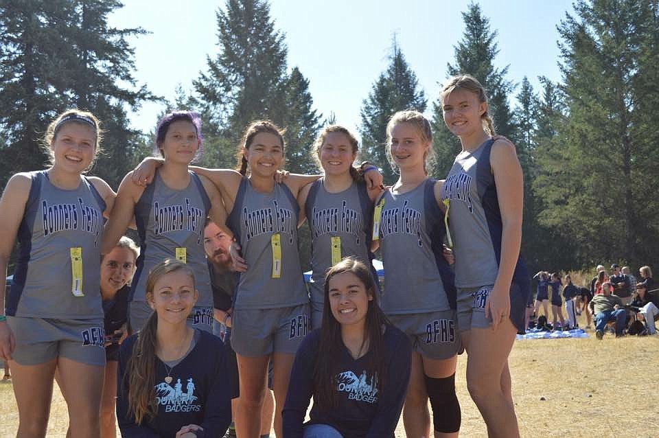 Photo by Rayan Naylor
The girls team posing for a picture before the varsity race begins.