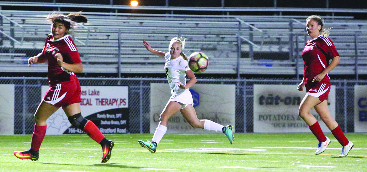 Connor Vanderweyst/Columbia Basin Herald
Moses Lake forward Madi Krogh (center) sends a pass between two Sunnyside defenders.