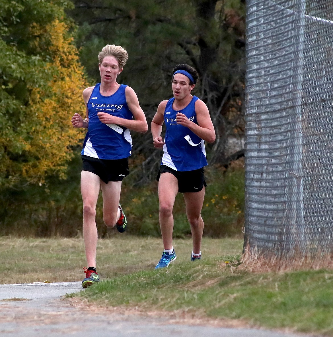 ERIC PLUMMER/Bonner County Daily Bee
Viking runners Chad Humphreys, right, and teammate Karson Peach pushed the pace in the boys race, before Humphreys edged his teammate to help the Vikings to the team title.