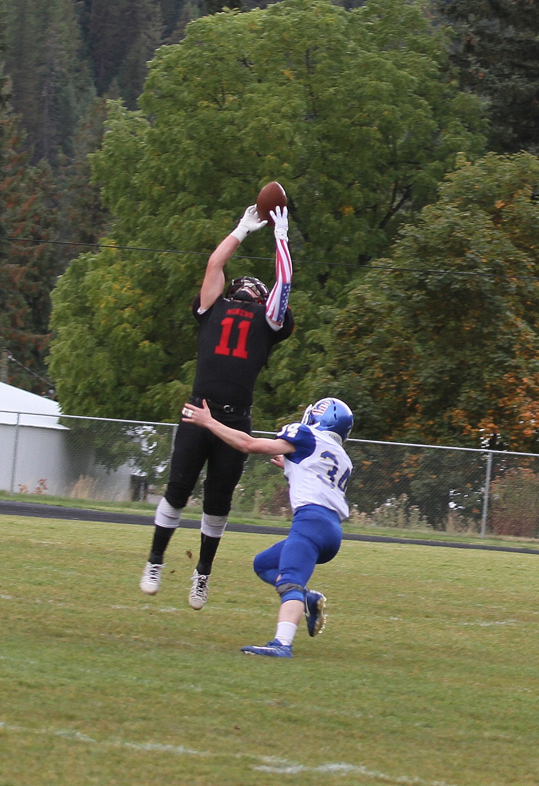 Zayne Hunter reaches for a pass from Erik Brackebusch during Wallace&#146;s loss to Genesee.