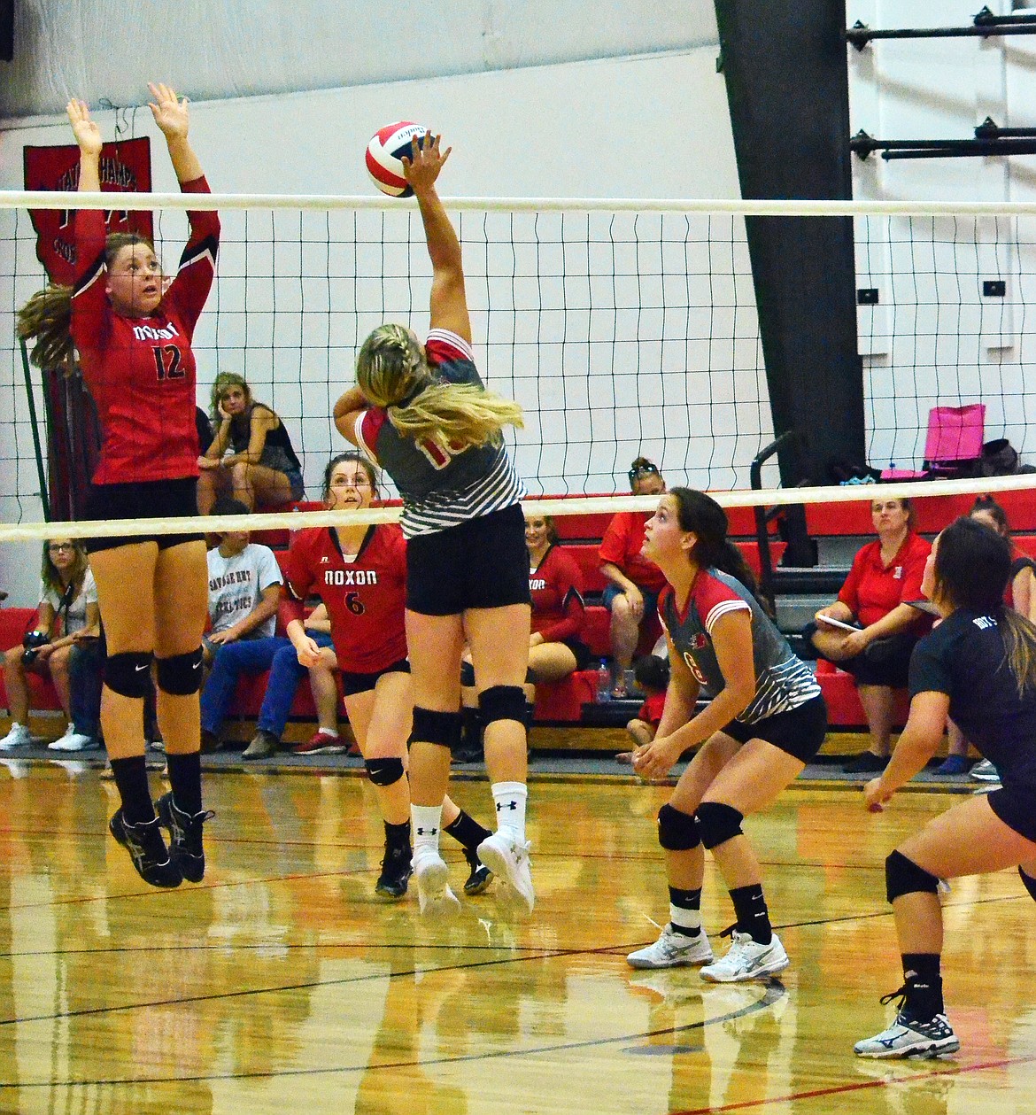 Brianna Gray(10) works the front of the net with back up from both Sage and Sydney Jackson for Hot Springs Lady Savage Heat. (Erin Jusseaume/ File Photo/ Clark Fork Valley Press)