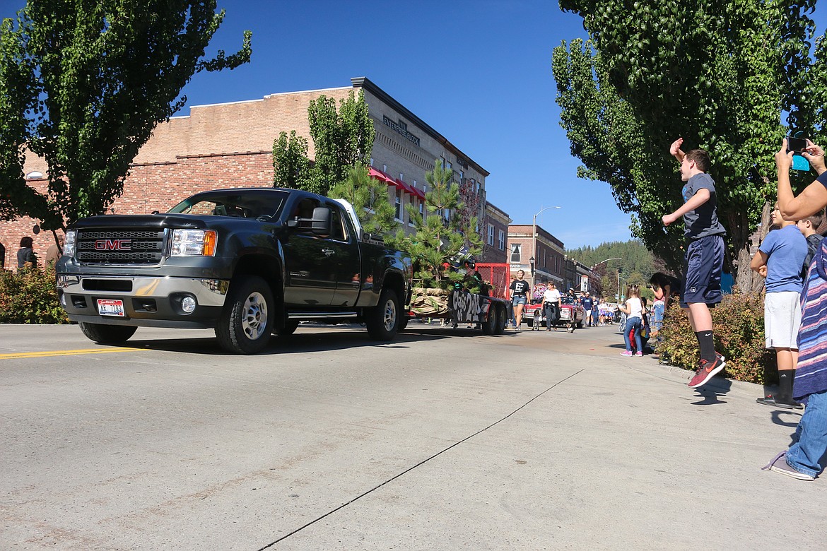 Photo by Mandi Bateman
Enthusiasm for the Senior float ran high during the Homecoming Parade.