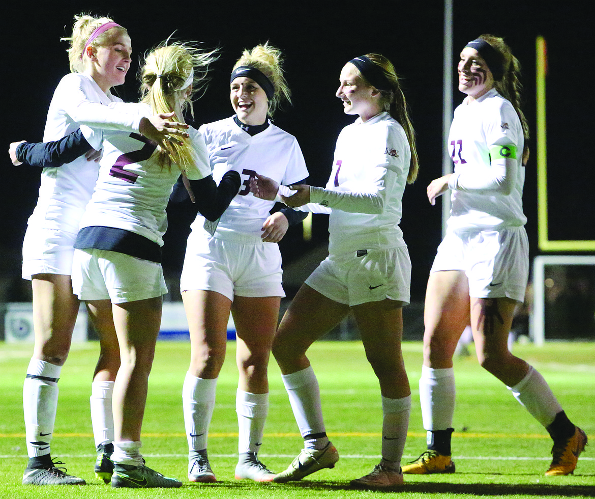 Connor Vanderweyst/Columbia Basin Herald
Morgan Skone, Kennady Schlagel (3), Denali Knowles (7) and Abby Rathbun (22) congratulates Madi Krogh (2) after her goal in the first half.