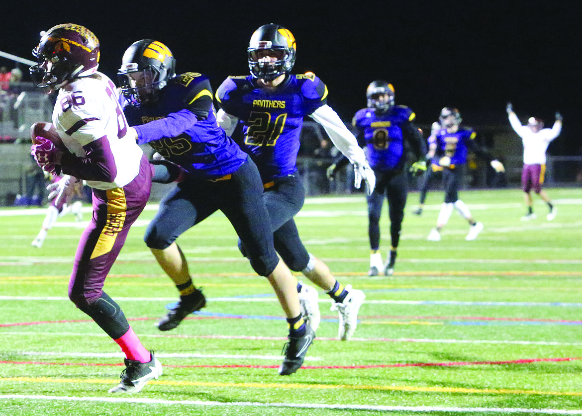 Connor Vanderweyst/Columbia Basin Herald
Moses Lake wide receiver Kyler Haneberg (86) catches a 40-yard touchdown in front of two Wenatchee defenders.