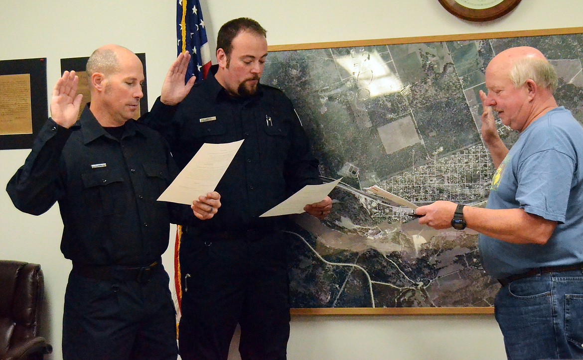 Officers Hauke and Winslow being sworn into duty by Thompson Falls Mayor Mark Sheets (Erin Jusseaume/ Clark Fork Valley Press)