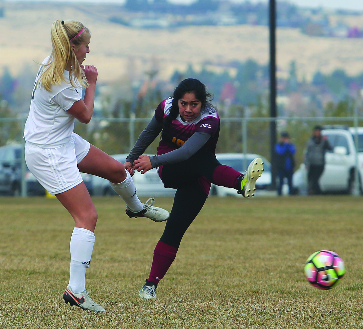 Connor Vanderweyst/Columbia Basin Herald
Moses Lake's Emily Mendoza makes a pass against West Valley.