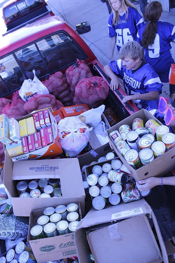 Students from St. Ignatius Middle School donated more than 3,000 pounds of food to the Mission Valley Food Bank during Homecoming week. (Photo courtesy of Justin Brown)