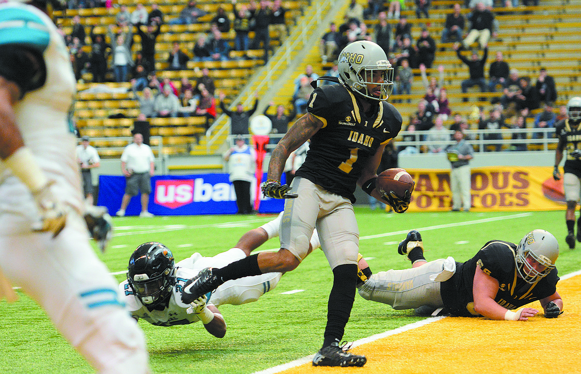 PETE CASTER/Lewiston Tribune
After catching a screen pass from quarterback Mason Petrino, Idaho receiver Alfonso Onunwor (1) jogs into the end zone for a touchdown during the first quarter of a Sun Belt Conference game against Coastal Carolina on Saturday afternoon at the Kibbie Dome in Moscow.