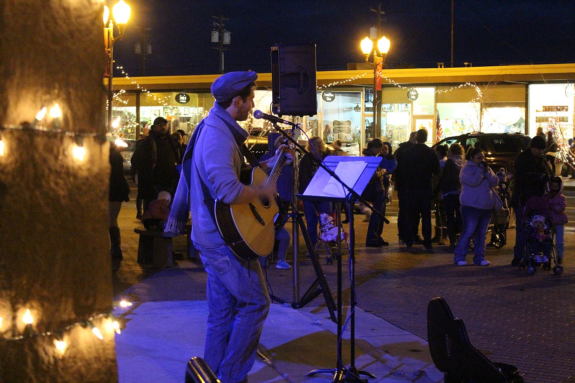 Richard Byrd/Columbia Basin Herald
Musician Rylei Franks sings during the tree lighting in Moses Lake Saturday night.