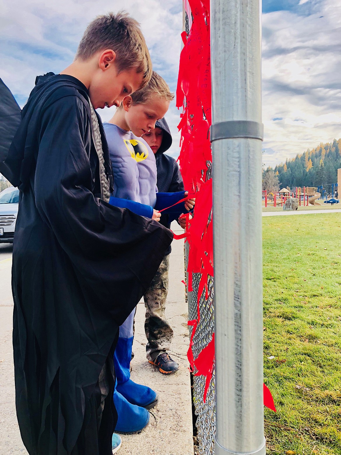Libby fourth graders look at Red Ribbon pledges in front of Libby Elementary School (Courtesy photo)