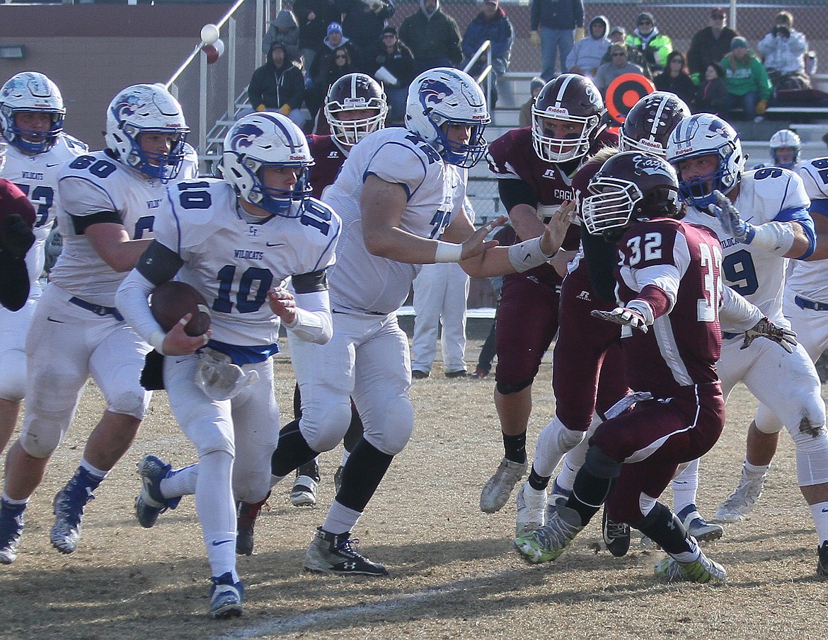 Austin Green (10) rgets around the corner against Sidney. ( (Bill Vander Weele, Sidney Herald))