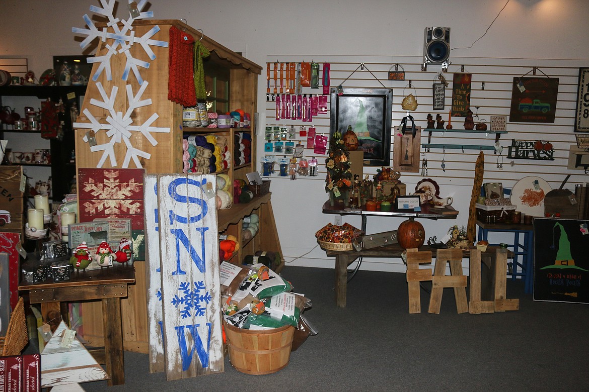 Customers will get one last holiday season with Mandy&#146;s Gift Gallery before the store closes on Dec. 23.