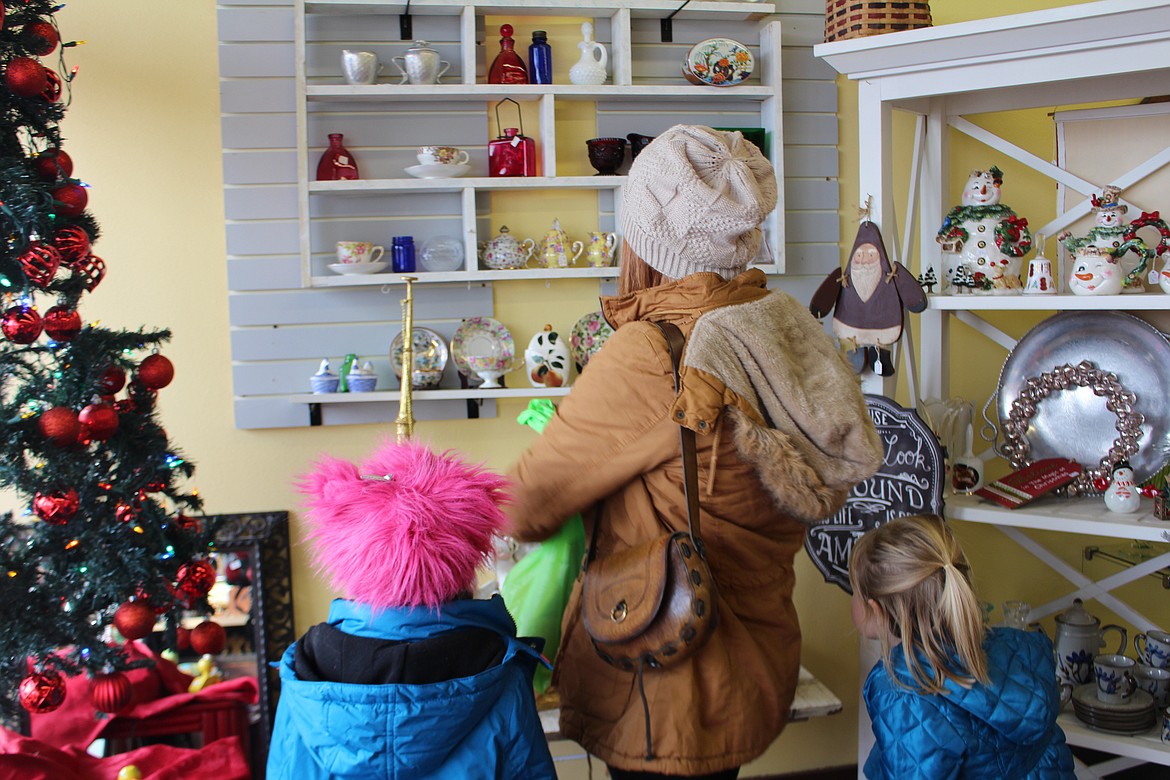 Cheryl Schweizer/Columbia Basin Herald
Shoppers peruse the merchandise at Red Door on Small Business Saturday.