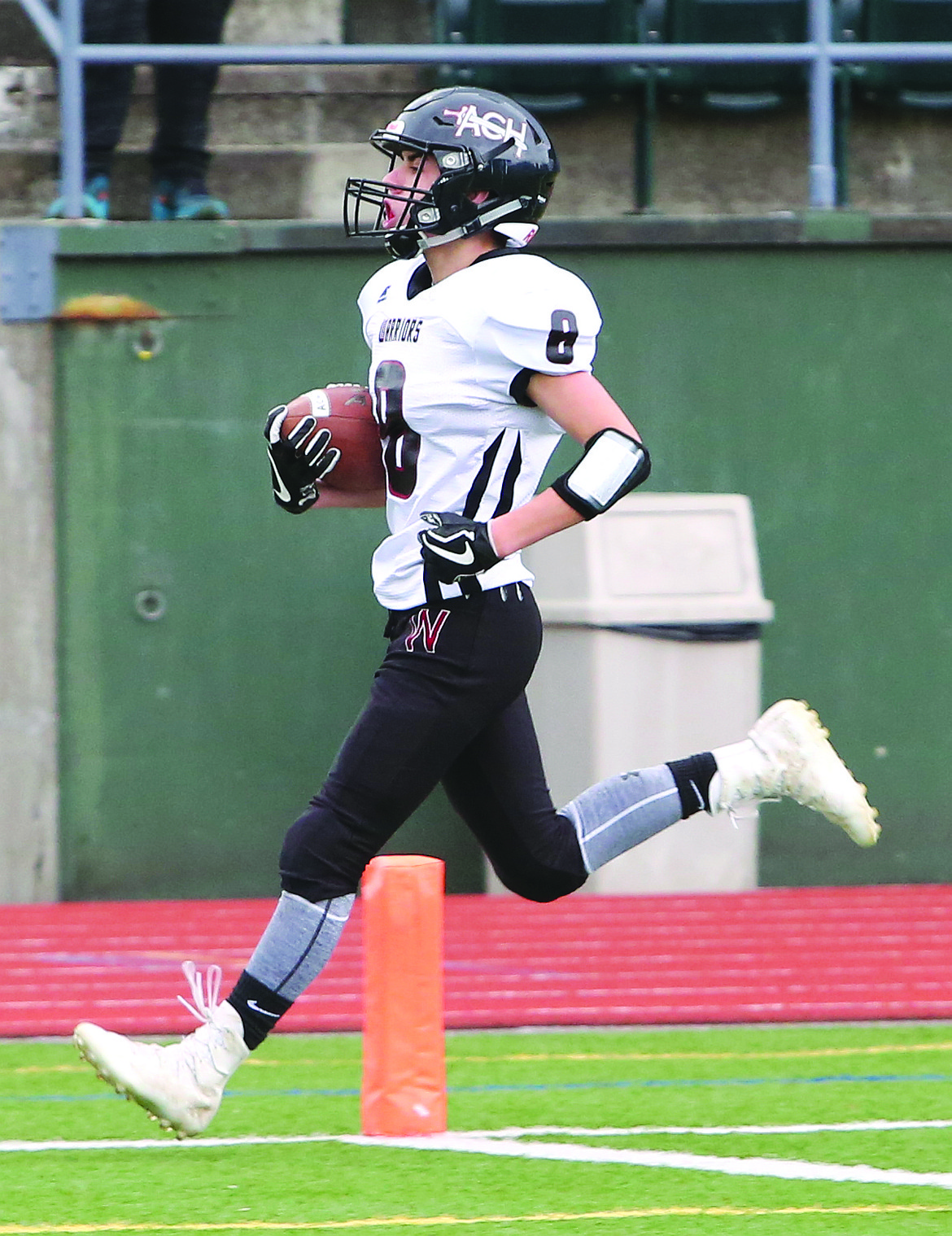 Connor Vanderweyst/Columbia Basin Herald
Wide receiver Gage Burchill crosses into the end zone for a touchdown.