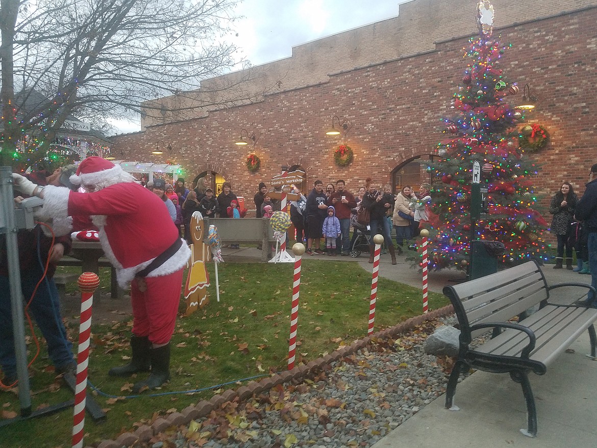 Photo by Tanna Yeoumans
Santa plugged in the lights decorating the Georgia Mae Plaza downtown Bonners Ferry.