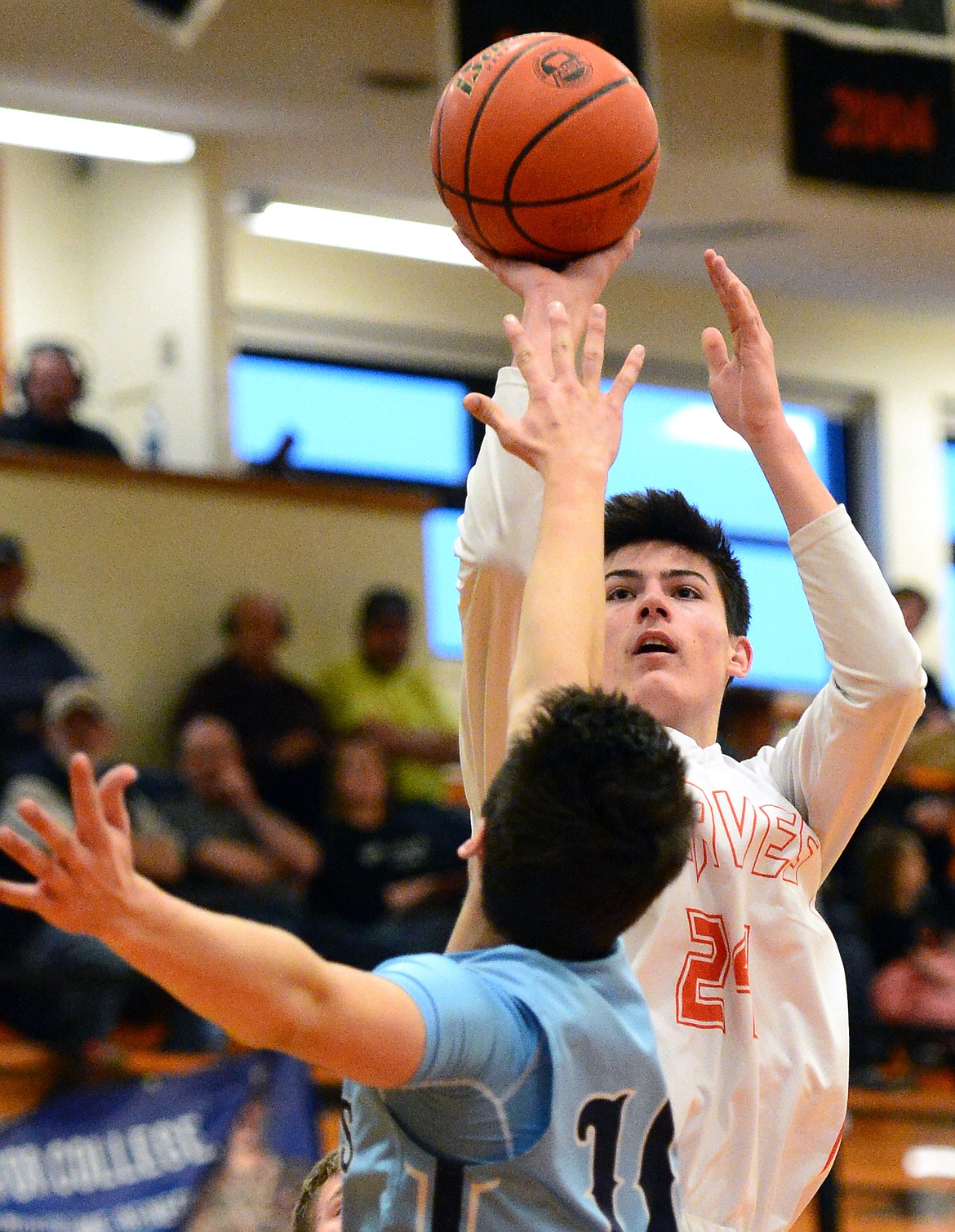 Flathead&#146;s Oz Allen shoots over Great Falls defender Blake Thelen in the first quarter. (Casey Kreider/Daily Inter Lake)