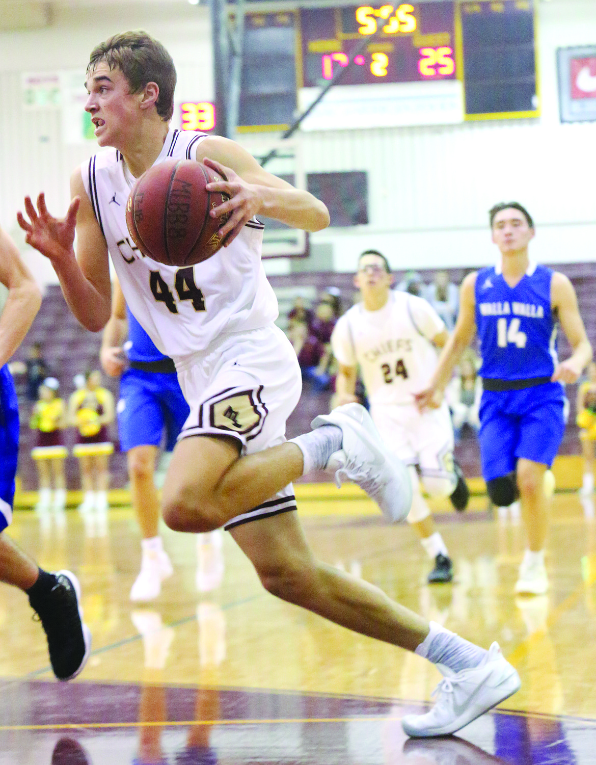 Connor Vanderweyst/Columbia Basin Herald
Moses Lake forward Kyler Karstetter drives to the basket against Walla Walla.