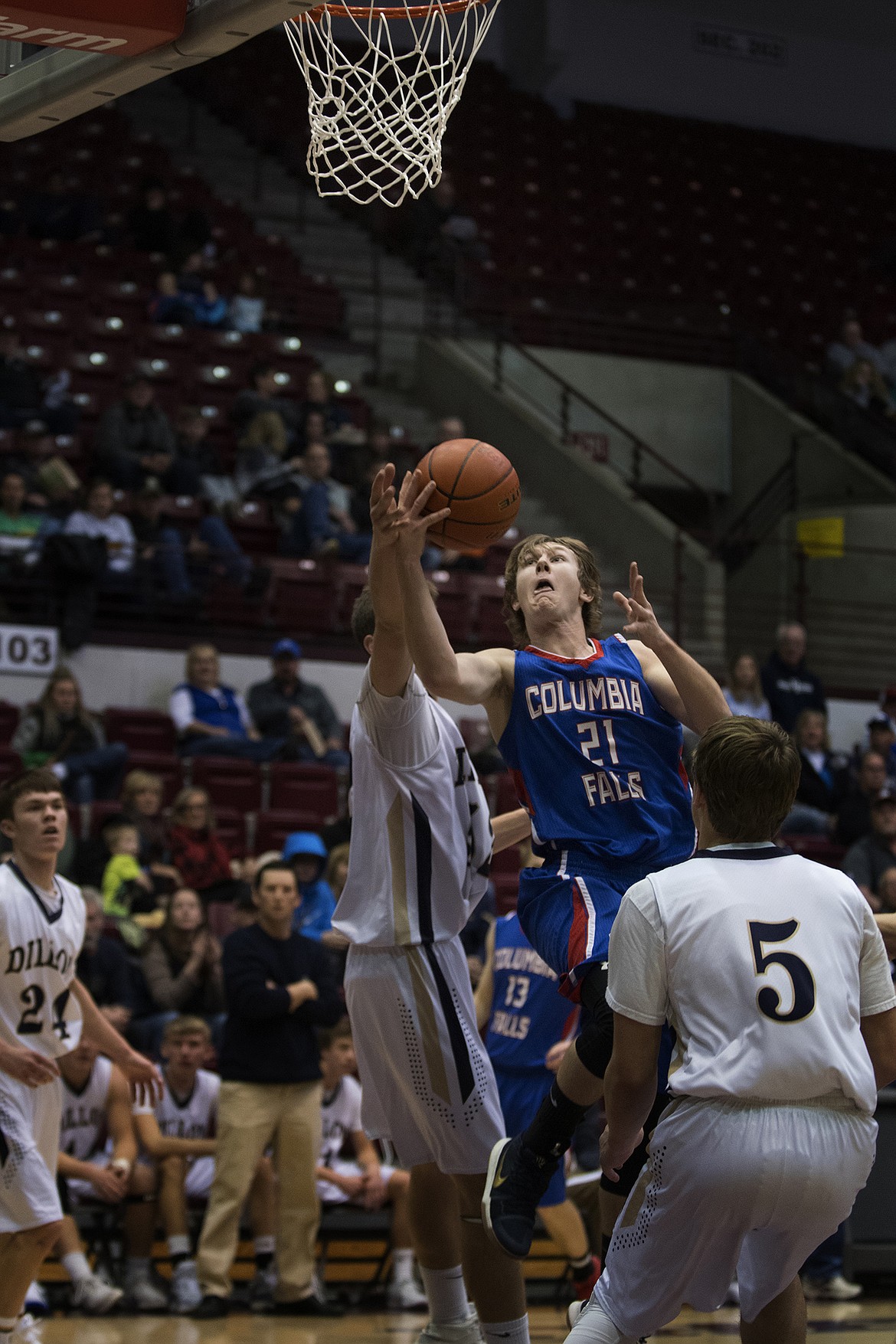 Quintin Schriver takes the ball inside against the Dillon Beavers. (Jeremy Weber photo)