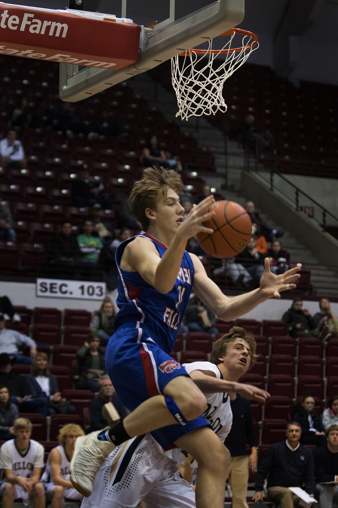 Matthew Morrison looks for an open teammate. (Jeremy Weber photo)