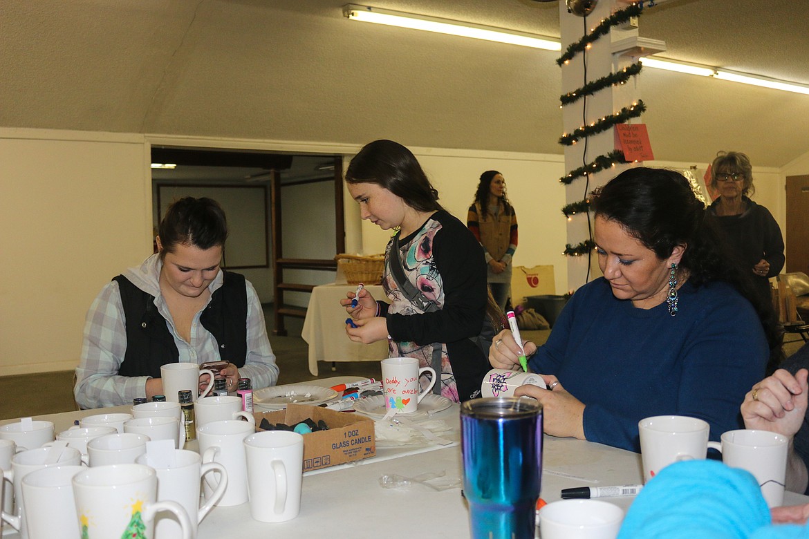 Photo by Mandi Bateman
Crafters at the mug painting table.