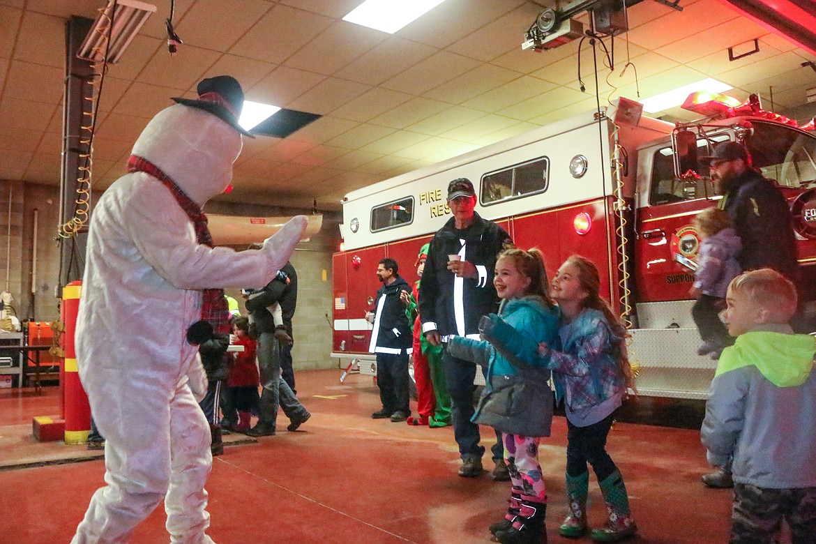 Photos by MANDI BATEMAN
Frosty the Snowman greets excited children at the Bonners Ferry City Fire Department.