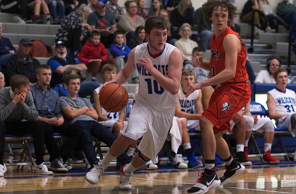 Austin Green drives the baseline against the Braves. (Jeremy Weber photo)