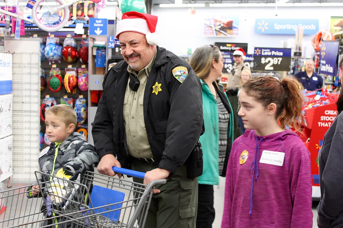 Photo by CHANSE WATSON
Pinehurst Elementary Principal and SCSO reserve officer, Mike Groves, navigates the toy section with his assigned kids.