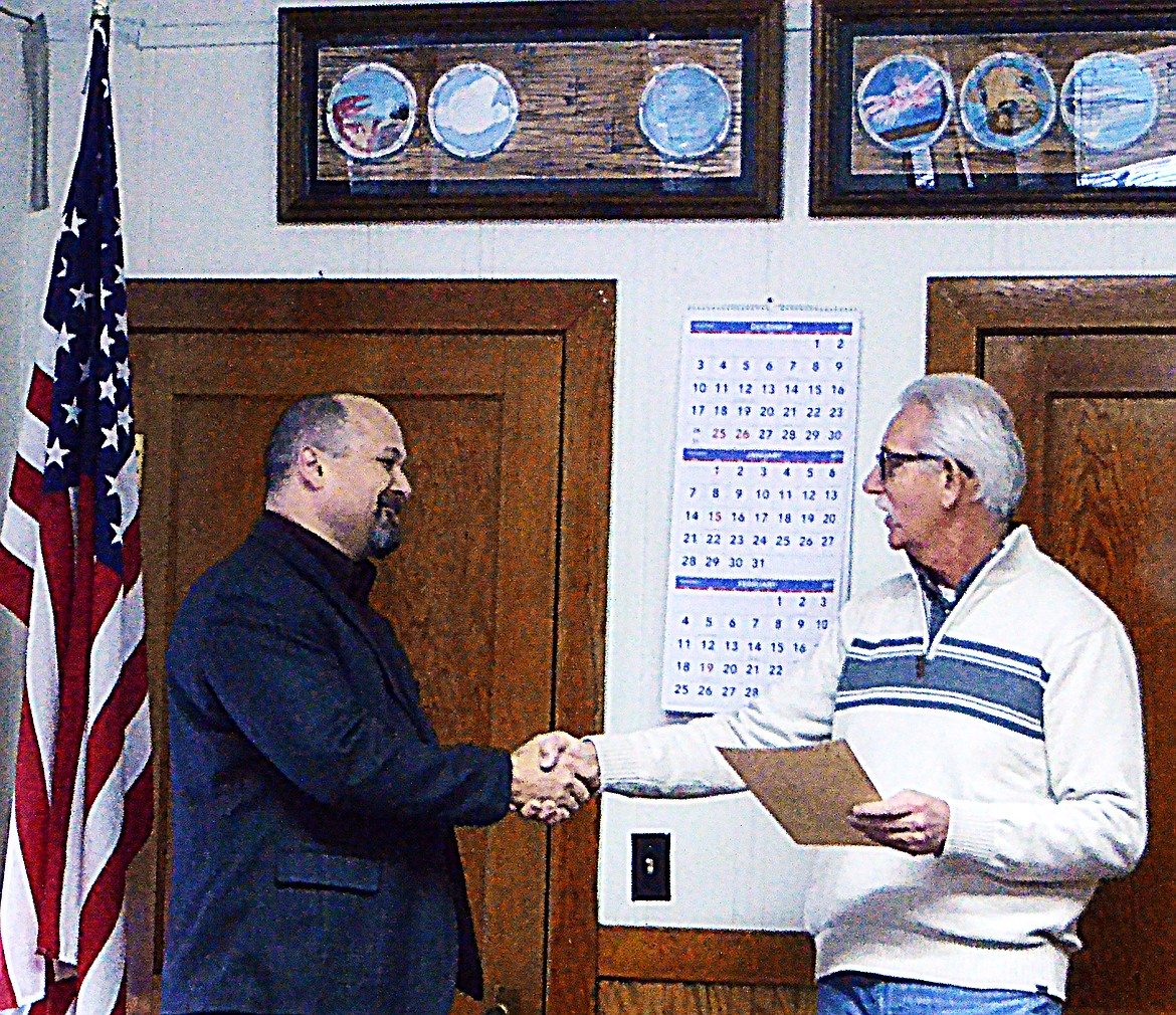 Greg Eitelberg (right) passing the baton over to new Mayor of Plains Danny Rowan (left) (Erin Jusseaume/ Clark Fork Valley Press)