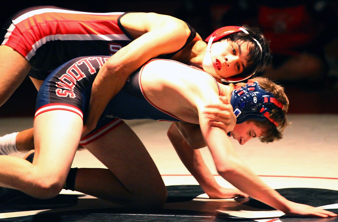 Rodney Harwood/Columbia Basin HeraldJaxon Rocha of Othello works against Ellensburg's Jesse Holloway during the 132-pound match. Rocha won by pin at 1:35.