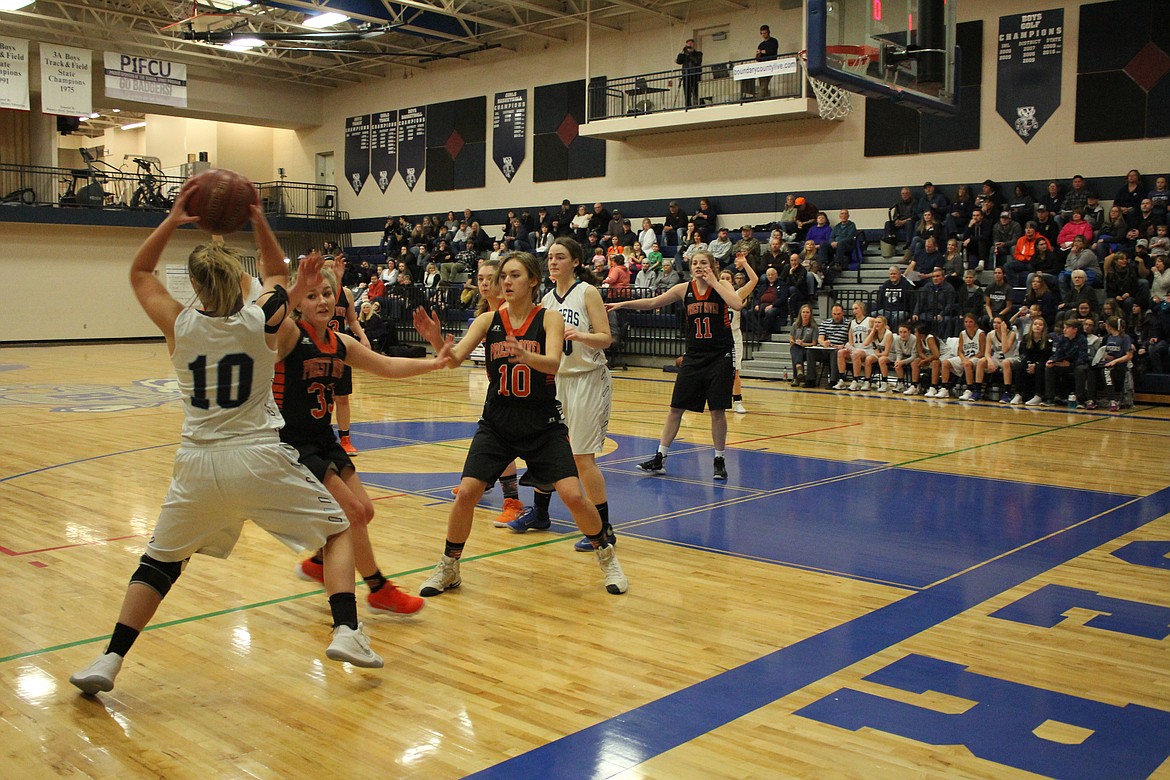 Kassy Skeen looked to her teammates as she tried to get around the Priest River defense.