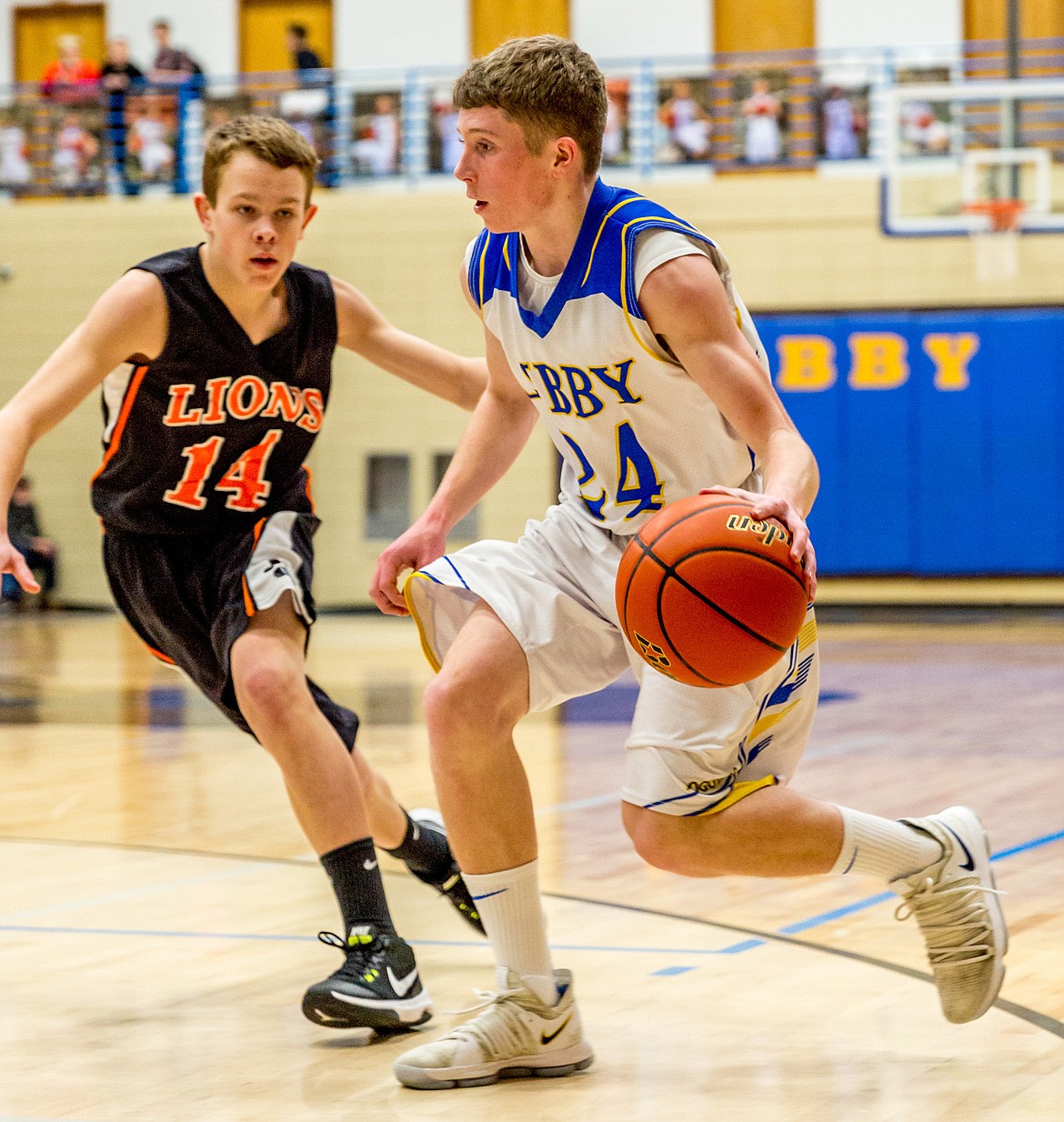 Libby&#146;s Jay Beagle passes Eureka&#146;s Corbin Hurst on the way to scoring two points Tuesday.