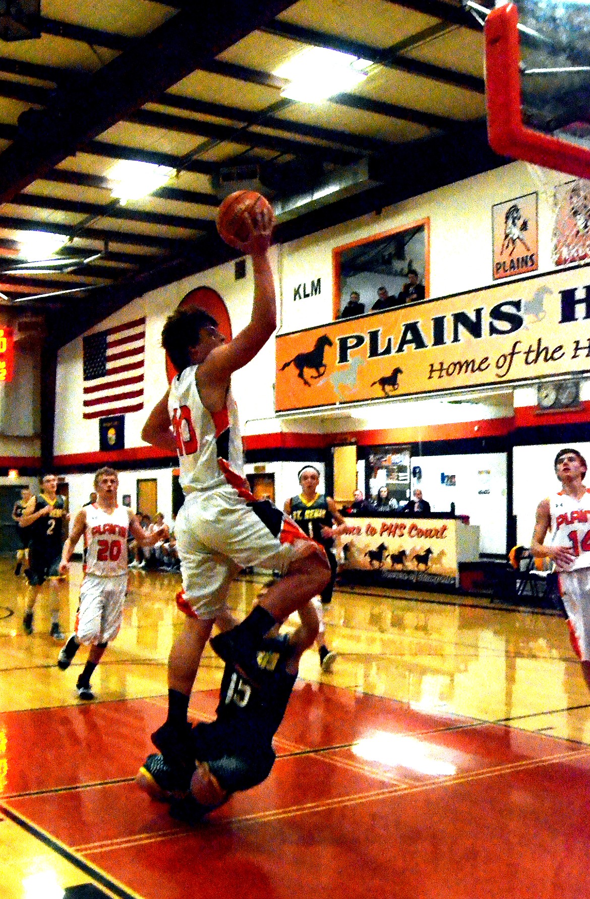 Jay Vonheeder (40) ran through a week block to execute a successful lay-up (Erin Jusseaume/ Clark Fork Valley Press)