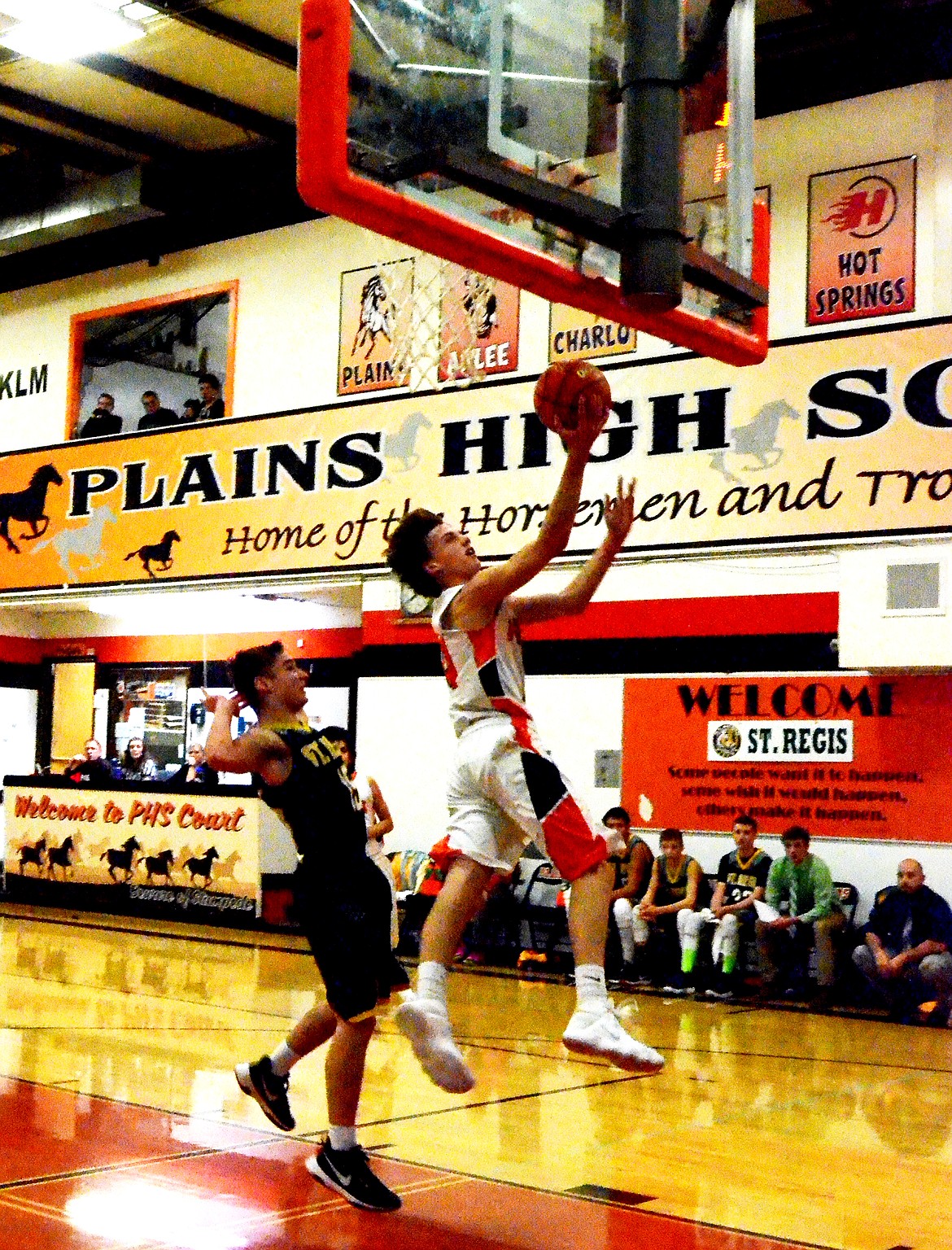 Kyle Weeks (14) runs through a Tiger defense to get the basket (Erin Jusseaume/ Clark Fork Valley Press)