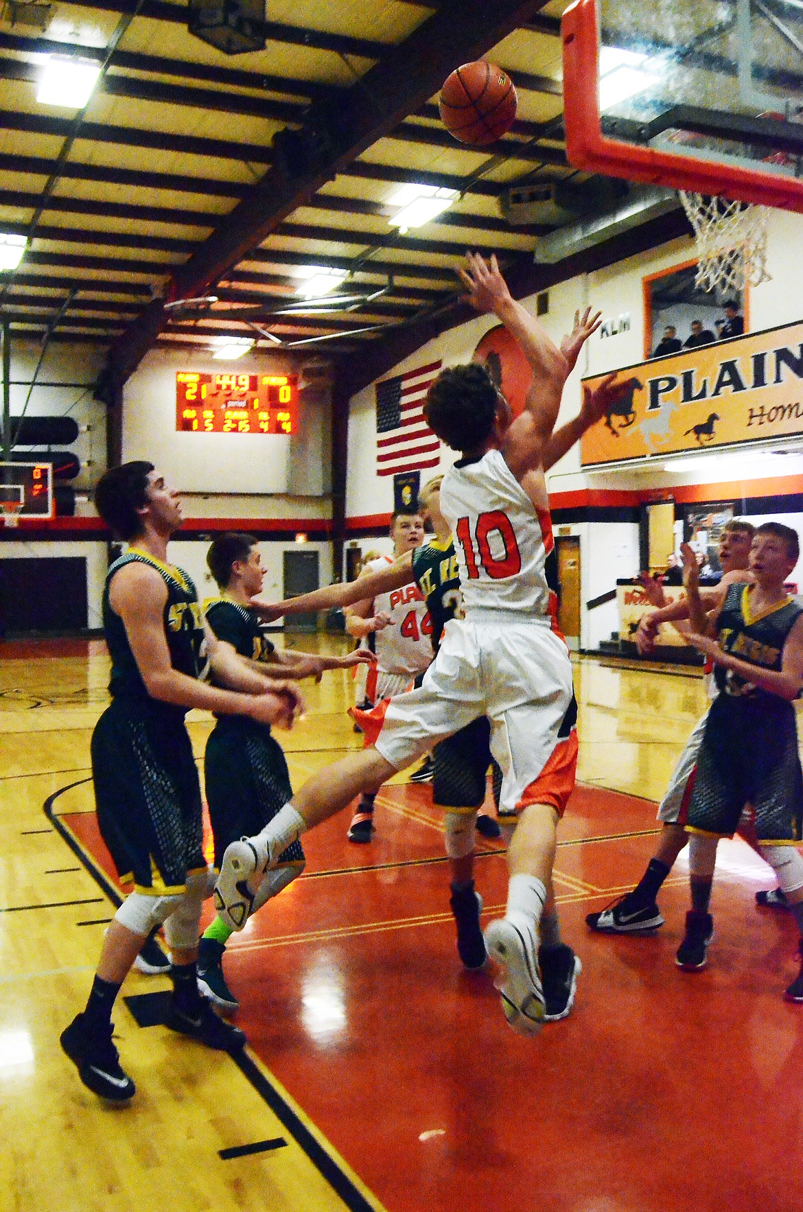 Tanner Ovitt (10) pulls off an amazing lay-up with 44.9 seconds left on the clock in the first period (Erin Jusseaume/ Clark Fork Valley Press)