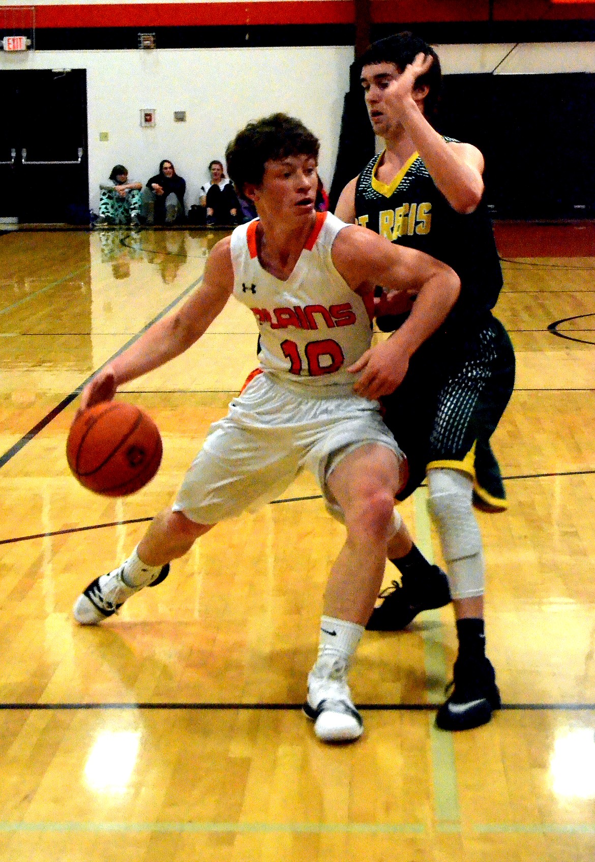 Tanner Ovitt (10) looks for a direct line to the basket.(Erin Jusseaume/ Clark Fork Valley Press)